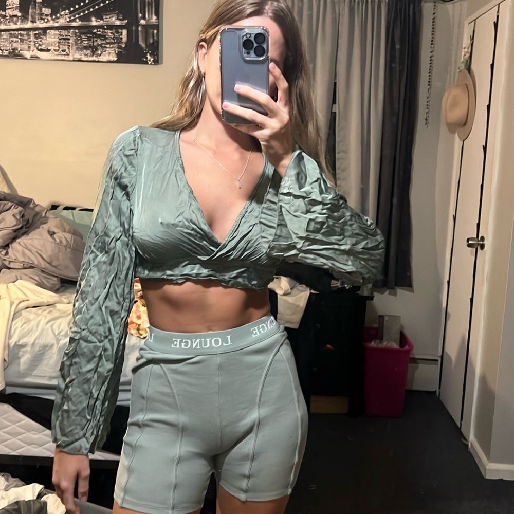 XS green crop top v neck with open back